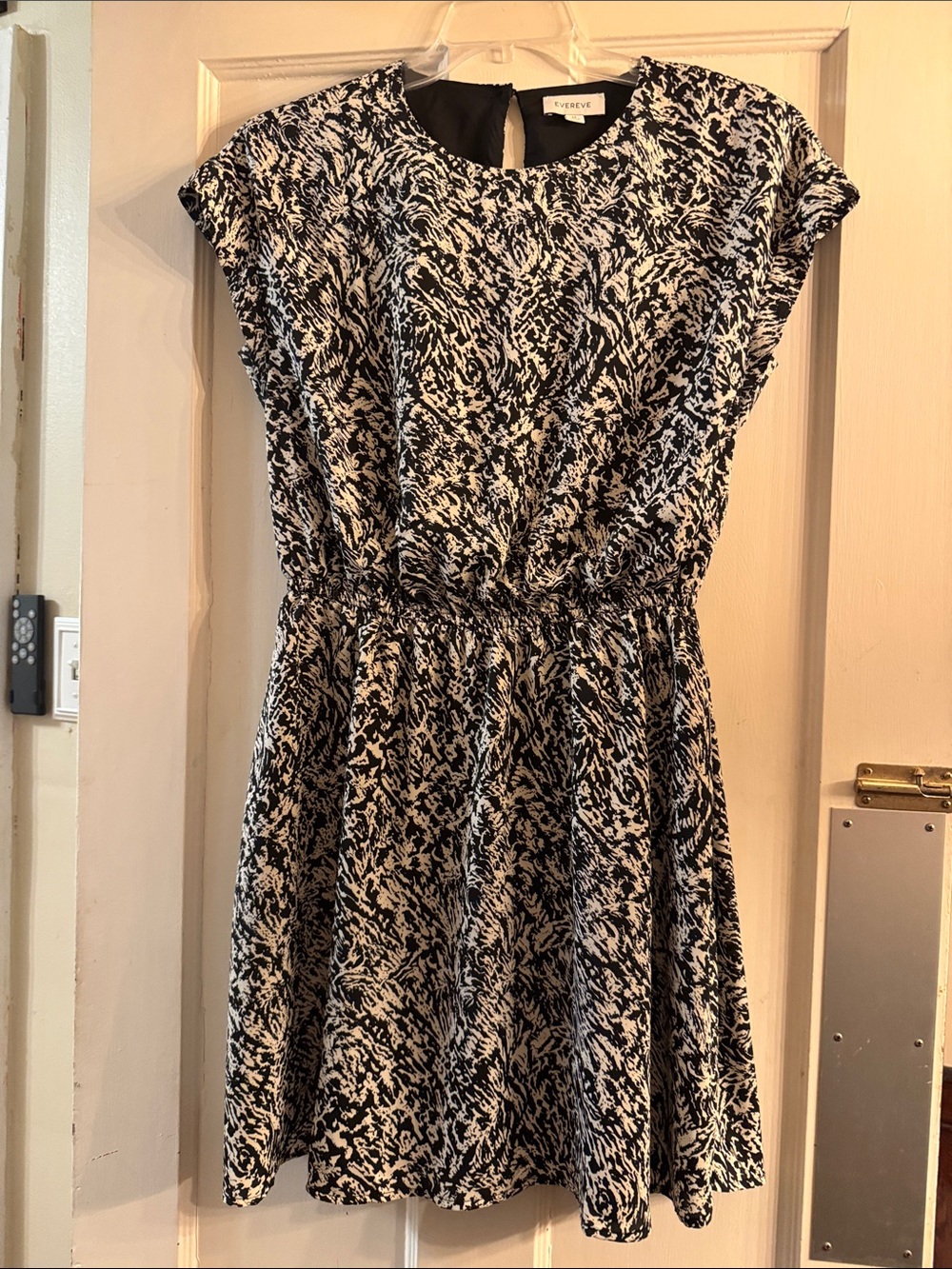 Evereve Black and White Abstract Print Cap Sleeve Dress
